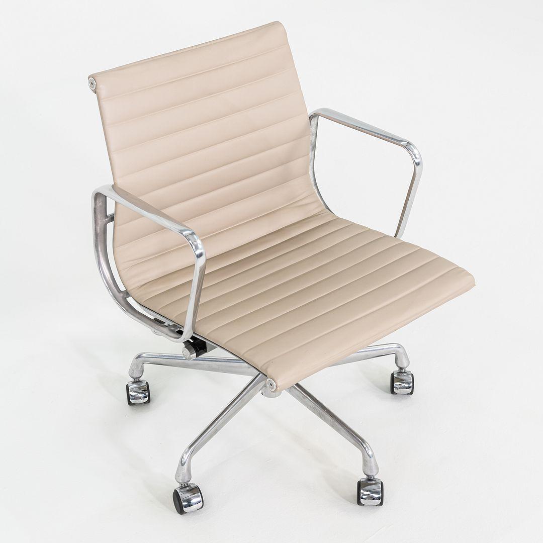 2012 Herman Miller Eames Aluminum Group Management Desk Chair Off-White Leather For Sale 1