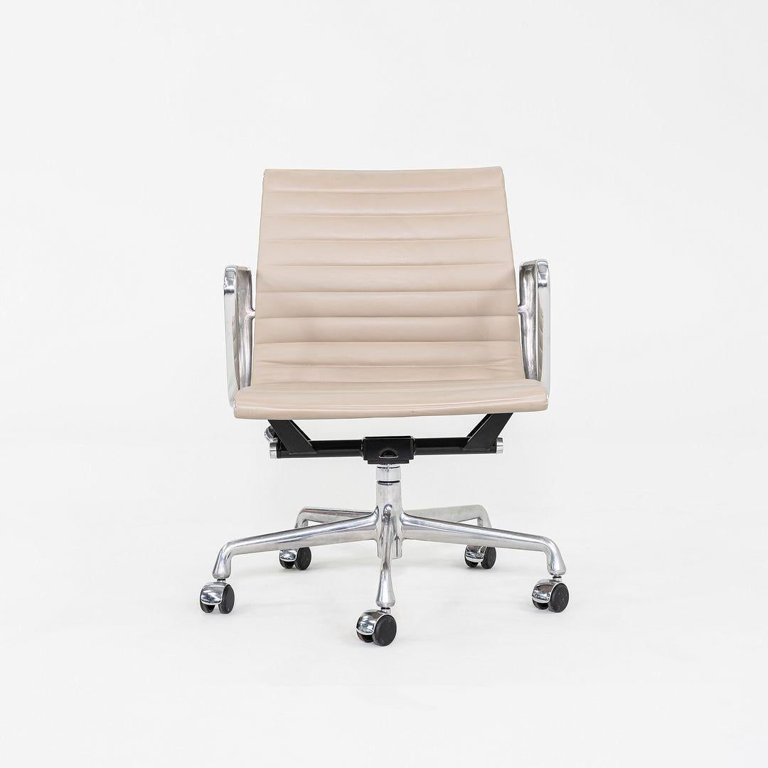 2012 Herman Miller Eames Aluminum Group Management Desk Chair Off-White Leather For Sale 2