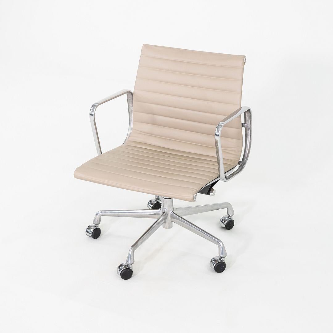 2012 Herman Miller Eames Aluminum Group Management Desk Chair Off-White Leather For Sale 3