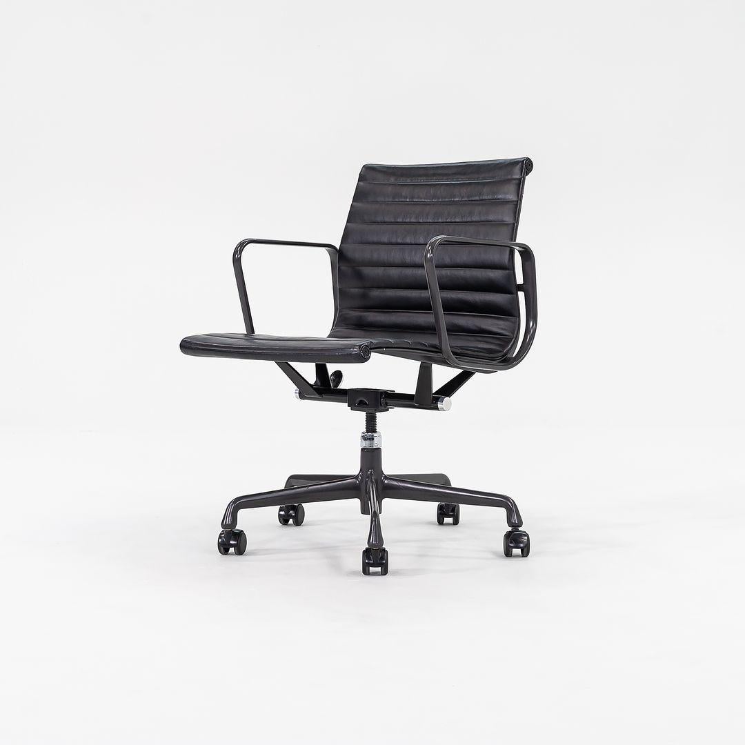 2012 Herman Miller Eames Aluminum Management Desk Chairs Black Leather 12+ Avail In Good Condition For Sale In Philadelphia, PA