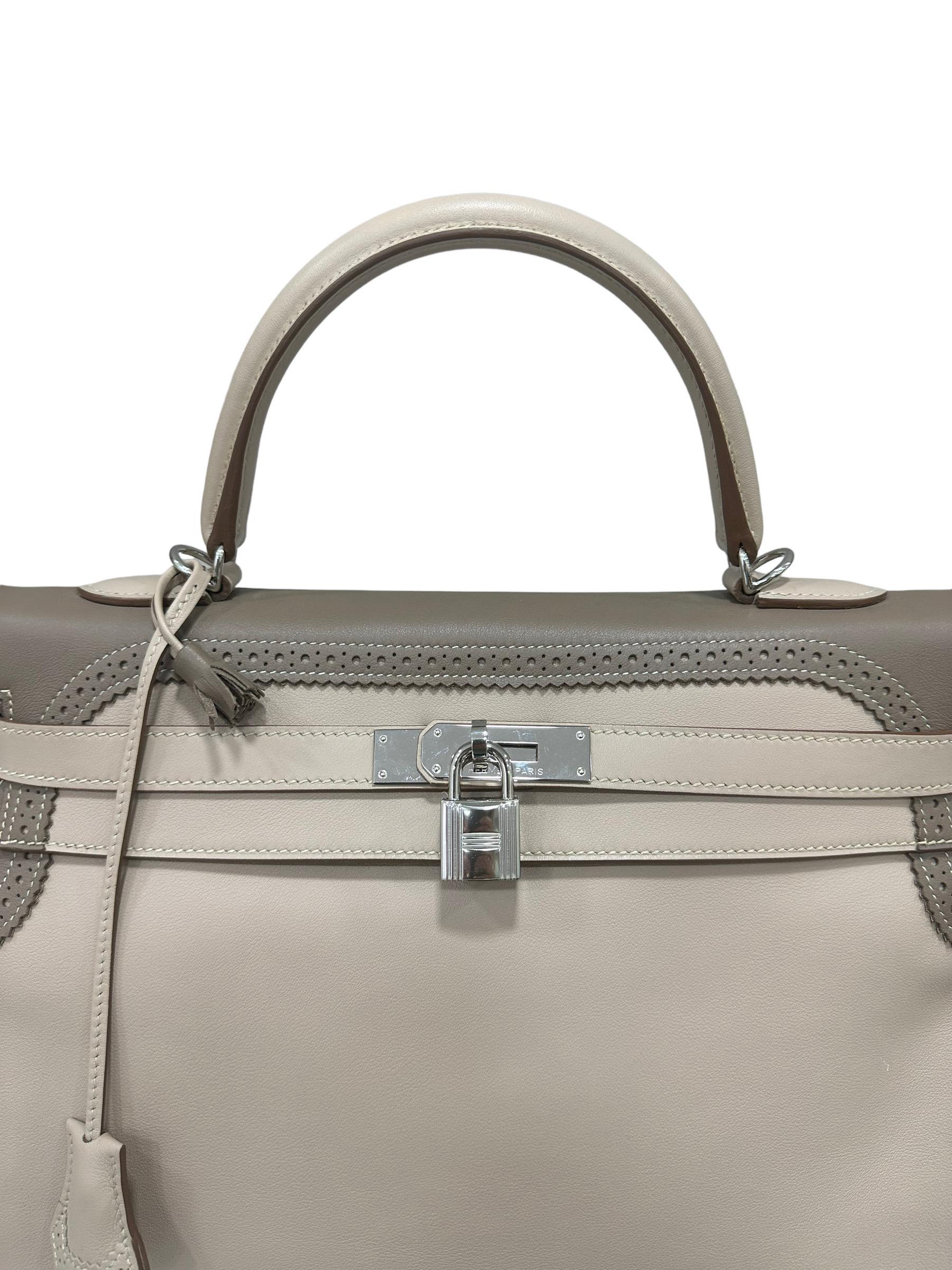 Bag by Hermès, Kelly Ghillies model, size 35, made of Ever Calf leather, smooth and soft to the touch, in the two-tone Craie/Taupe colourway. Equipped with a flap with interlocking closure, with horizontal band padlock and keys. Equipped with a