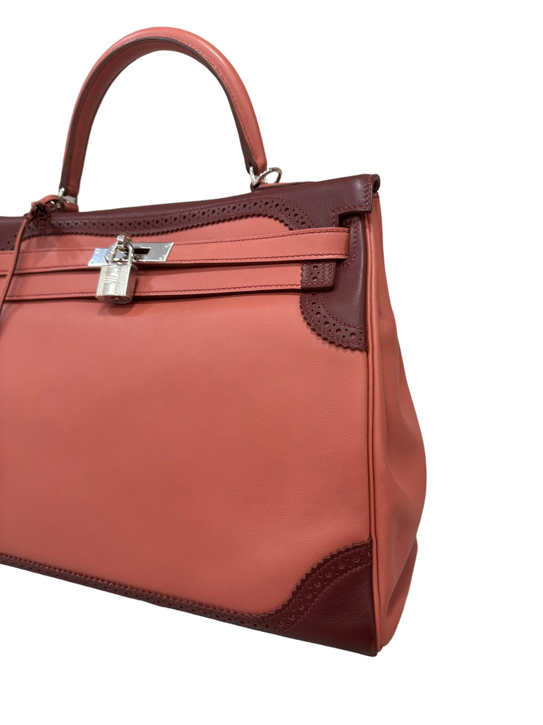 Bag by Hermès, Kelly Ghillies model, size 35, made of evercalf leather, smooth and soft to the touch, in the two-tone Rose Texas and Rouge H colourway. Equipped with a flap with interlocking closure, with horizontal band, padlock and keys. Equipped