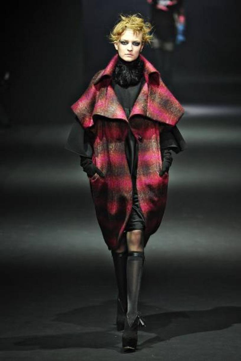 2012 JOHN GALLIANO black draped dress coat RUNWAY en vente 11