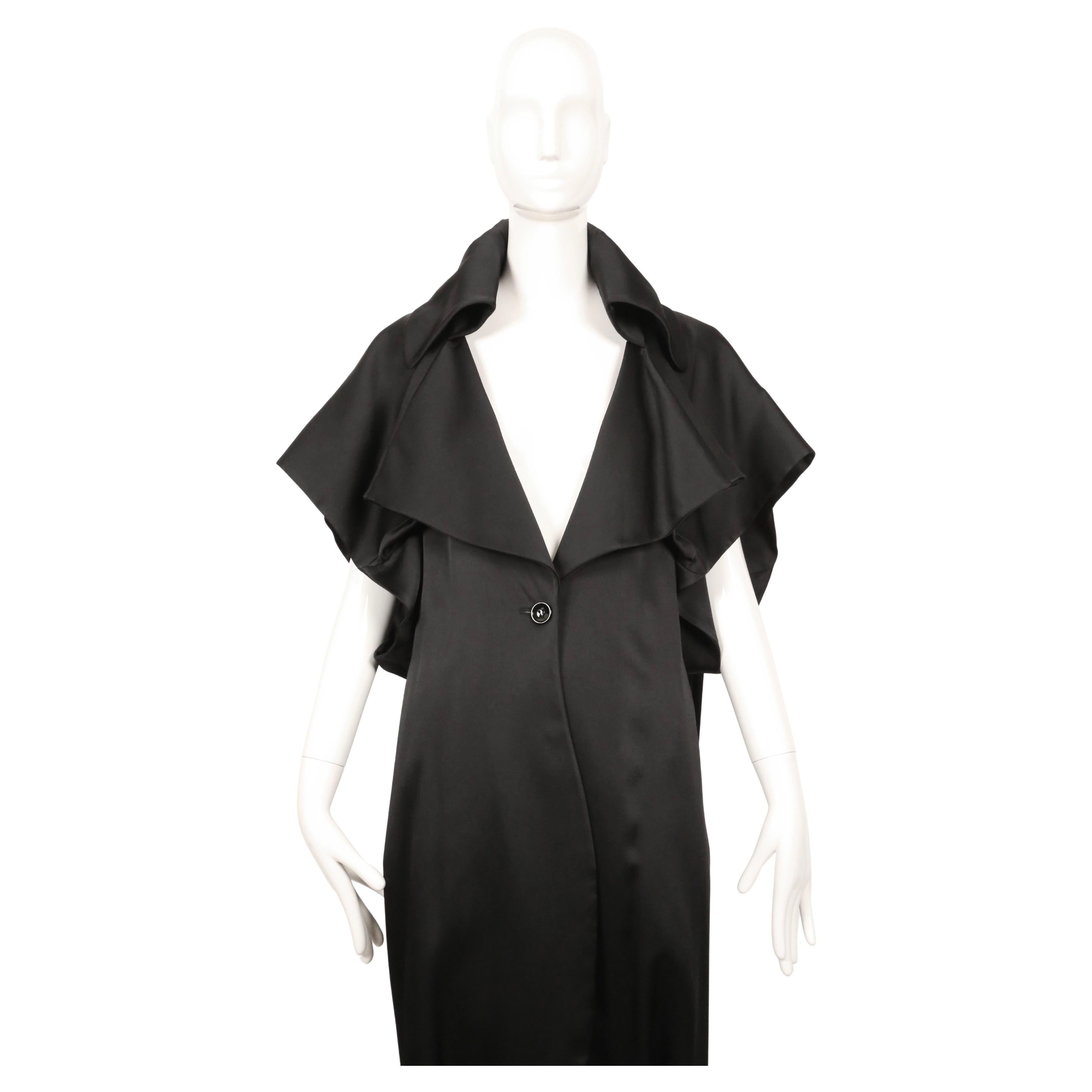 Manteau de soirée drapé noir de jais conçu par John Galliano et datant de l'automne 2012, tel qu'il a été vu sur le défilé. Cette pièce est très polyvalente et peut facilement être portée par temps chaud comme par temps plus frais. La construction