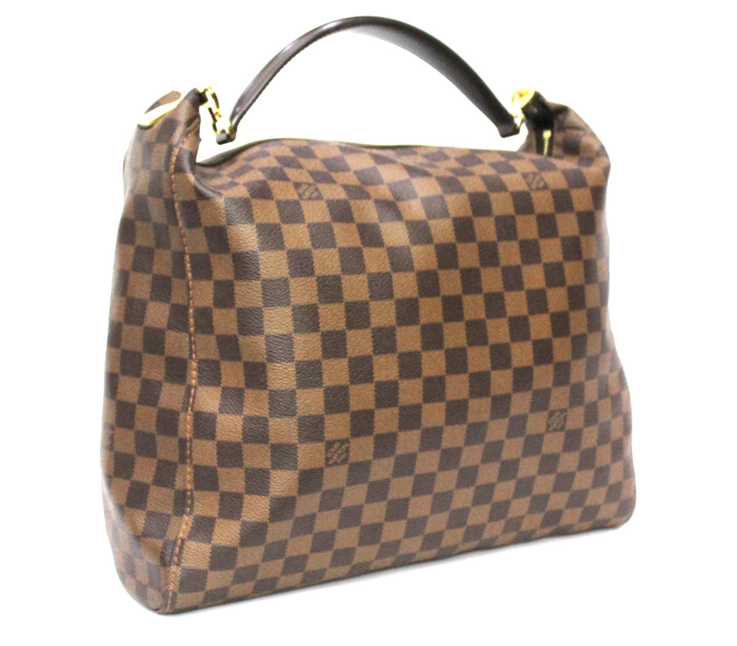 is Vuitton Portobello model made of damir ebene with golden hardware.
Zip closure, very large inside. Equipped with upper leather handle.
The bag is in excellent condition.