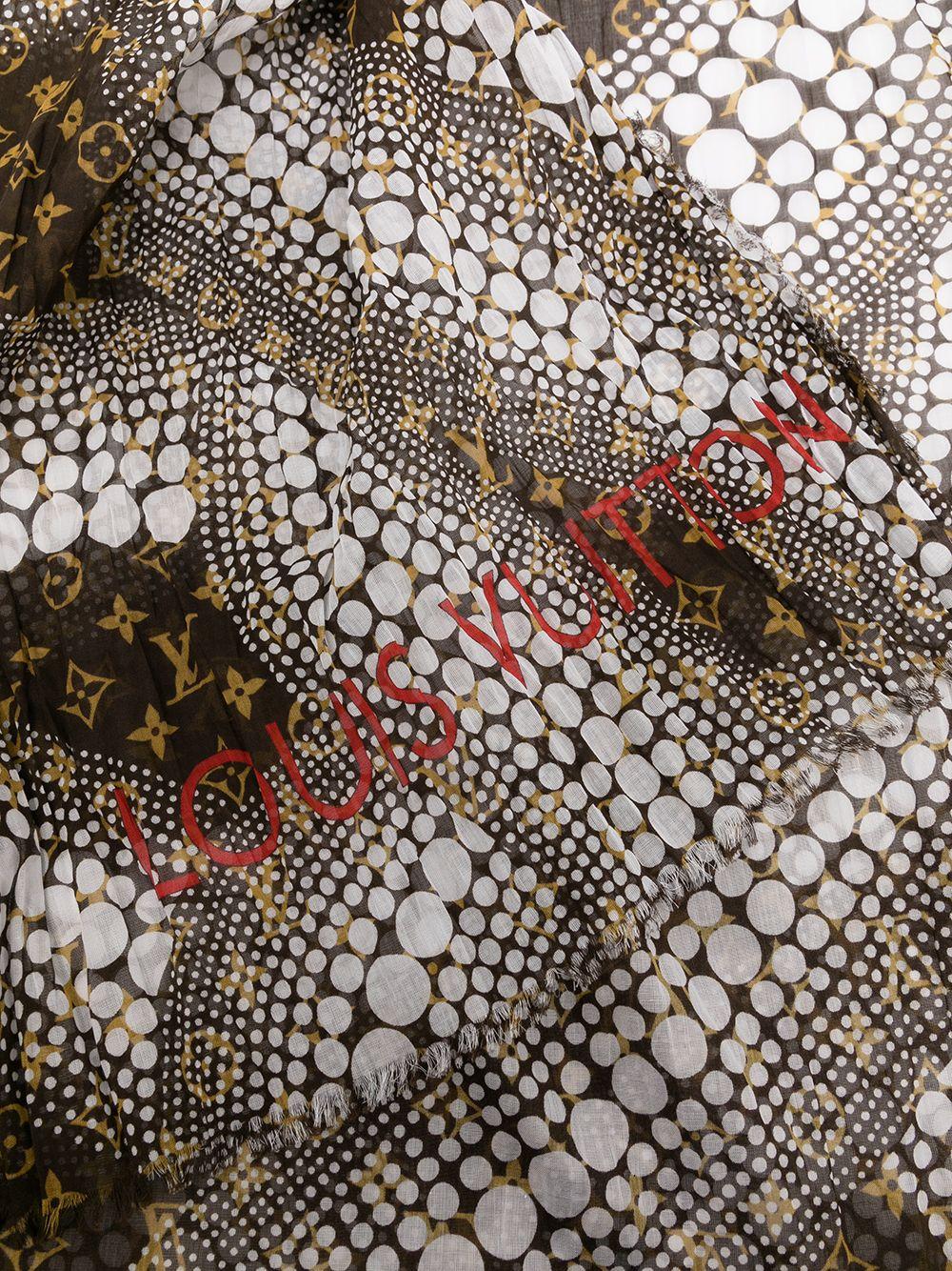 This 2012 chic pre-owned scarf makes for the perfect complementary accessory to pair with any winter coat. Crafted from 100% cotton, this style features Kusama's statement white Infinity dots over the classic Louis Vuitton Monogram print and is