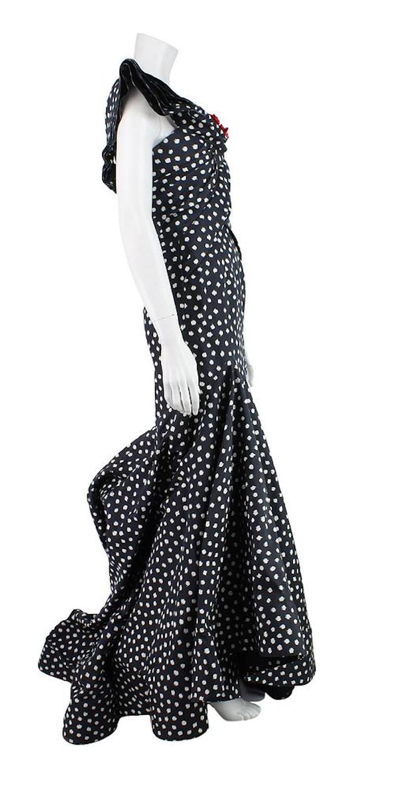 Oscar de la Renta One Shoulder Asymmetric Polka Dot Gown
Material: Silk
Color: Navy Blue
Size: US -2
Made in USAs
Excellent condition