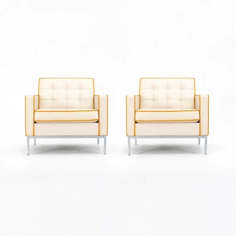 Dies ist ein klassisches Paar Loungesessel mit Armlehnen, das von Florence Knoll entworfen und 2012 von Knoll hergestellt wurde. Die Stühle wurden speziell für die Chefetage eines Unternehmens in New York City bestellt. Der Kunde spezifizierte ein