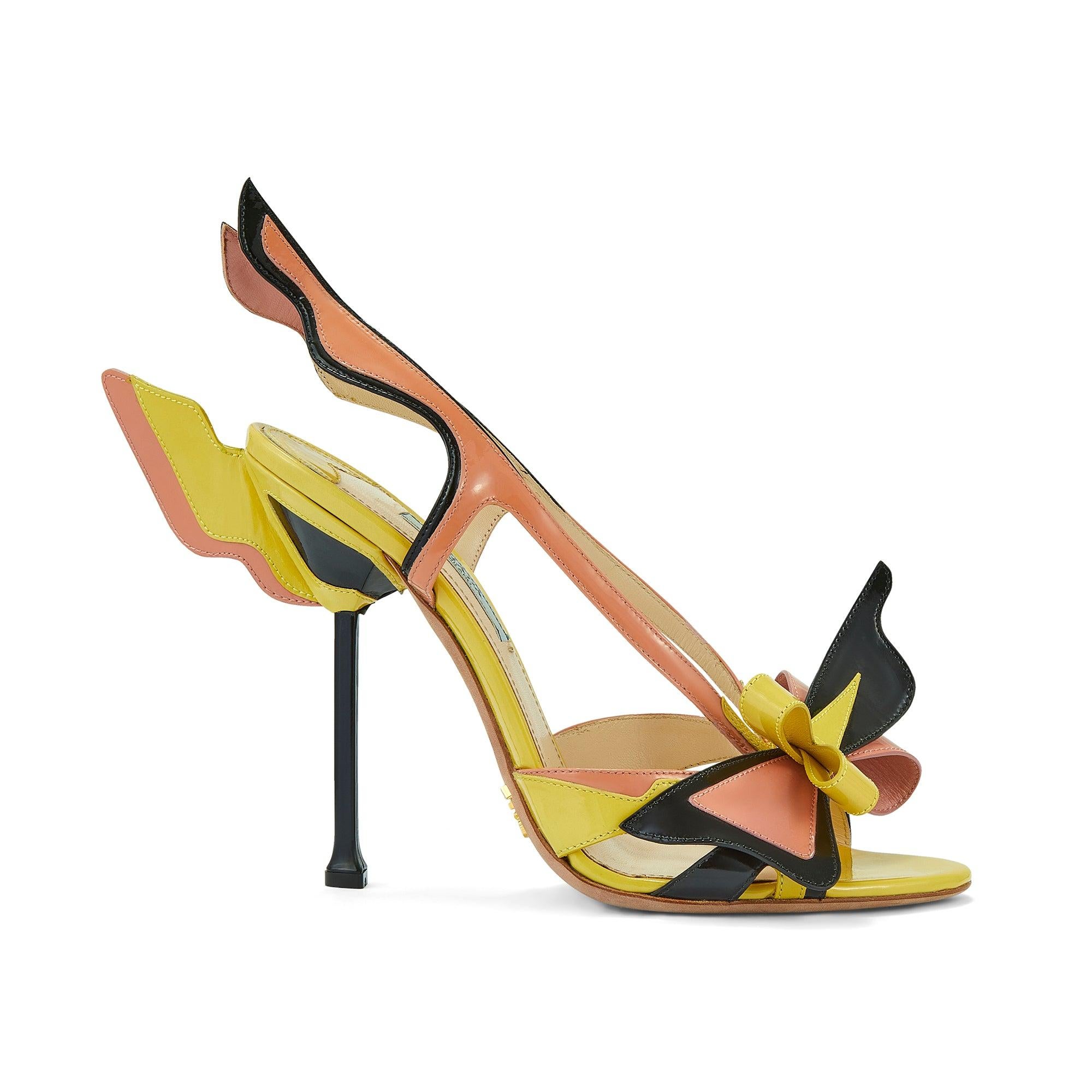 Los icónicos tacones de llama de Prada se crearon como parte de la colección de primavera de 2012 de la marca y se hicieron con una base de seguidores formada por fanáticos del calzado, editores influyentes y famosos.  Diseñado por Miuccia Prada e