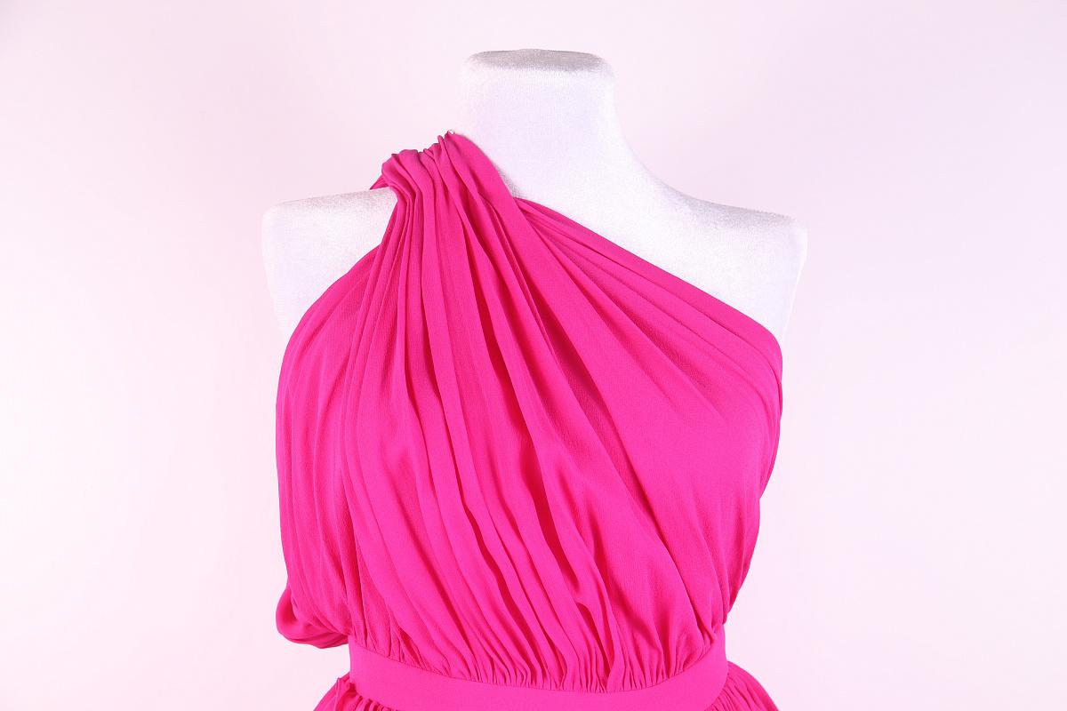 2012 Saint Laurent Seidenkleid

 Aus der Collection'S 2012 von Stefano Pilati
 Rosa; 
Plissierte Akzente; 
Ärmellos mit One-Shoulder; 
Exponierter Reißverschluss auf der Rückseite.

Schaufensterpuppe 84,5 cm x 62 cm x 91 cm Schaufensterpuppe 33,35
