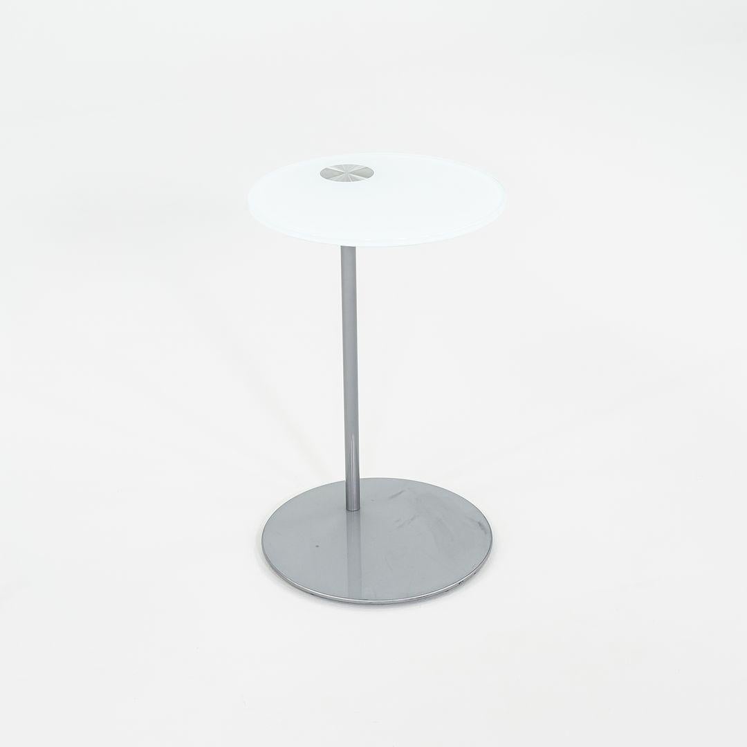 Se trata de las mesas auxiliares Await Freestanding Mobile, diseñadas originalmente por EOOS en 2016. Estos ejemplares en concreto fueron producidos por Coalesse en EE.UU. C. 2012. Las mesas están formadas por una estructura de acero con tablero de