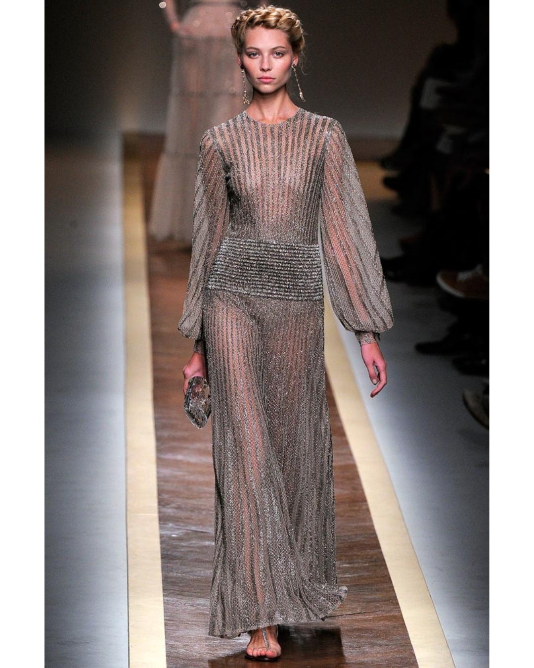 2012 La passerella di Valentino ha documentato il maxi-abito d'oro con perline pesanti in vendita 1