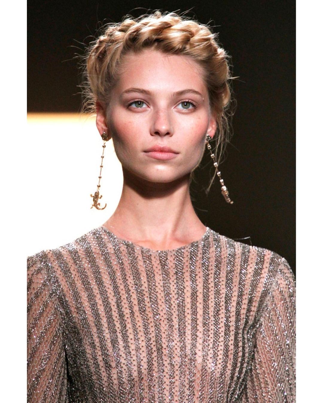 2012 La passerella di Valentino ha documentato il maxi-abito d'oro con perline pesanti in vendita 2