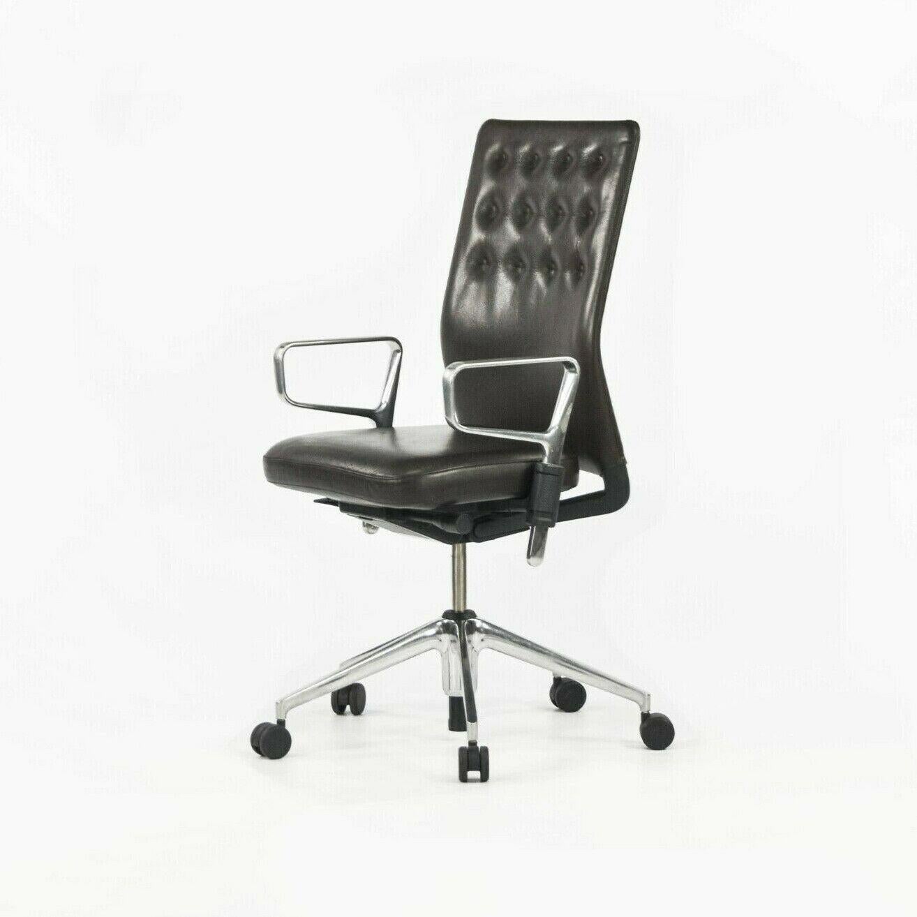 Zum Verkauf angeboten wird ein einzelner (mehrere Stühle sind verfügbar, aber der angegebene Preis ist für einen Stuhl) ID Trim Stuhl in sehr dunkelbraunem Leder, entworfen von Antonio Citterio, produziert von Vitra im Jahr 2012. Dies ist ein