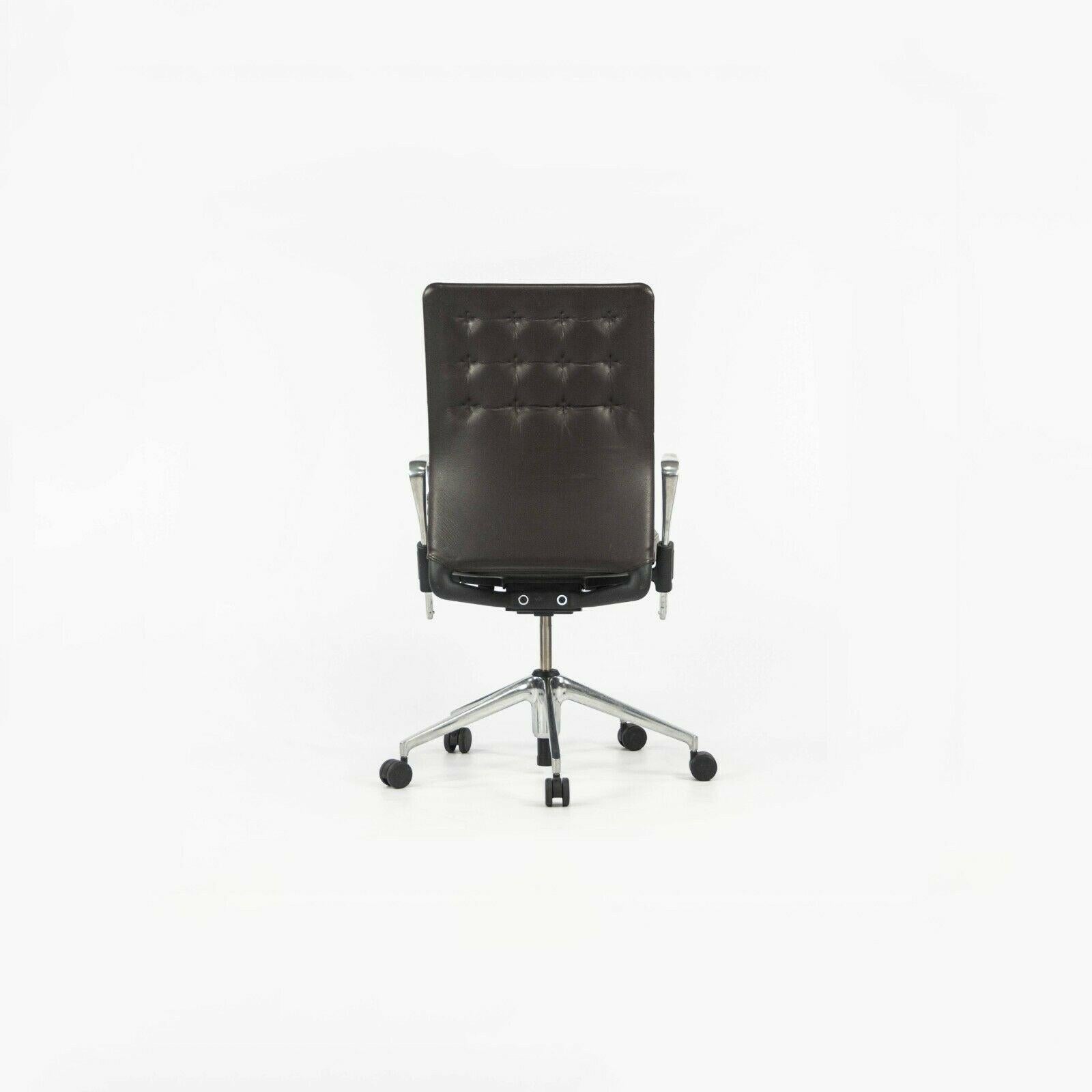 Chaise de bureau Vitra ID 2012 en aluminium poli et cuir par Antonio Citterio Bon état - En vente à Philadelphia, PA