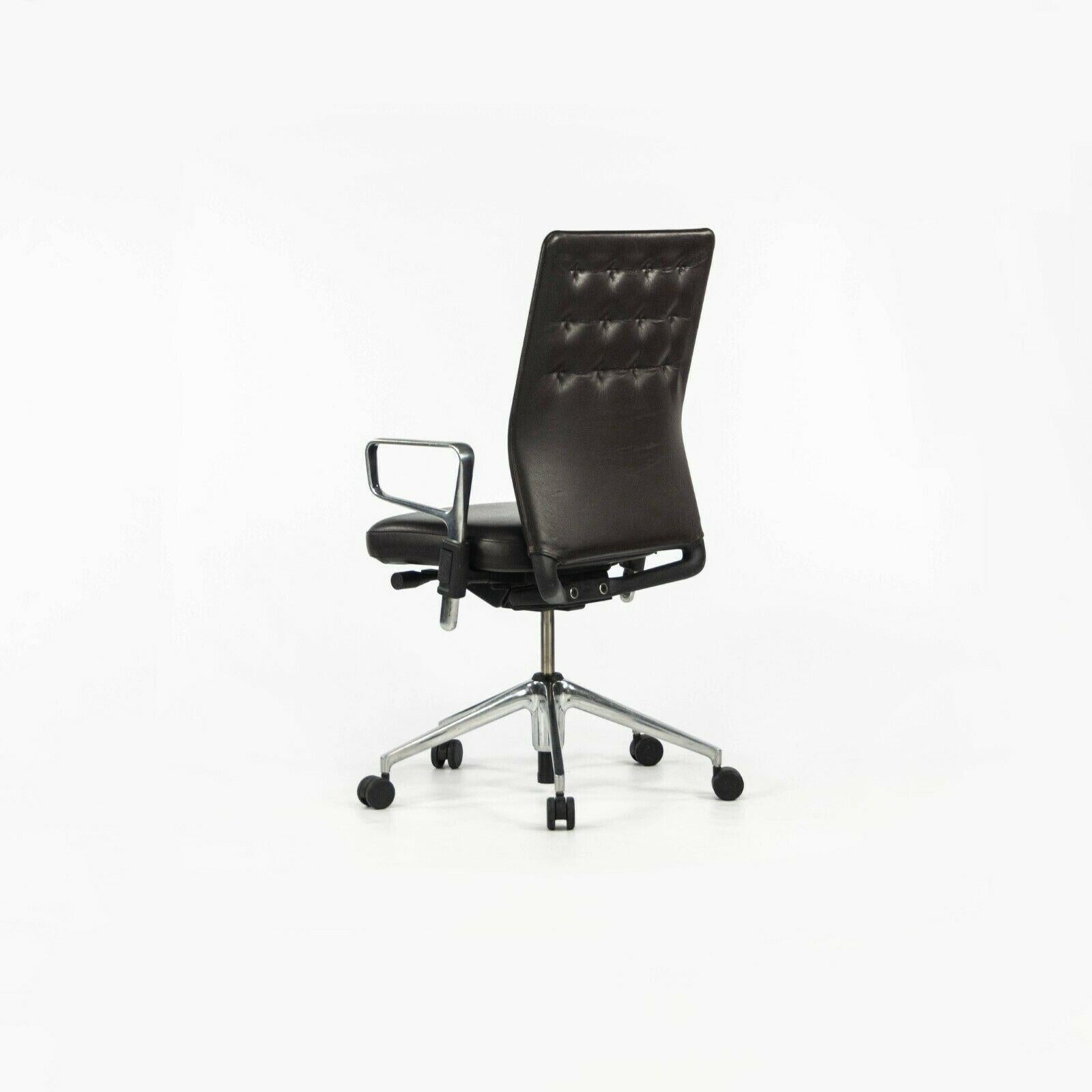 XXIe siècle et contemporain Chaise de bureau Vitra ID 2012 en aluminium poli et cuir par Antonio Citterio en vente