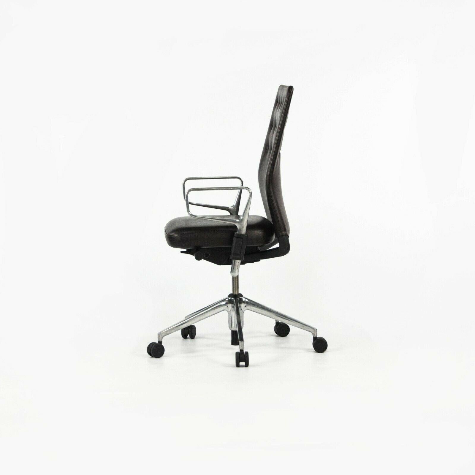 Cuir Chaise de bureau Vitra ID 2012 en aluminium poli et cuir par Antonio Citterio en vente