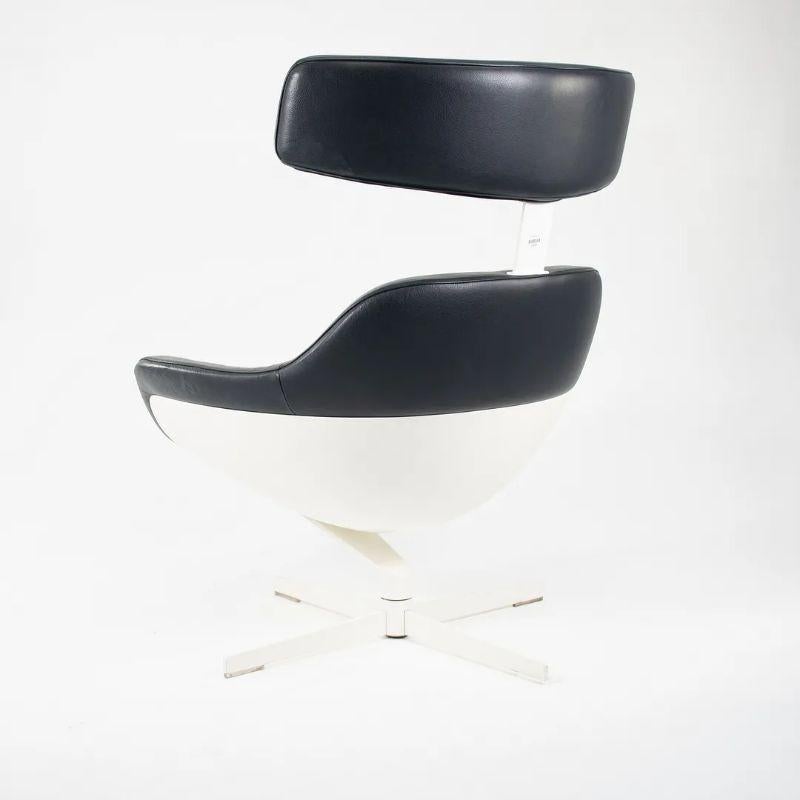 Il s'agit d'une chaise longue Auckland, conçue par Jean Marie Massaud pour Cassina en 2005. La pièce a été fabriquée en Italie en 2013. Il est doté d'un cuir souple et épais de couleur bleu foncé et d'une base à quatre branches en acier revêtu blanc