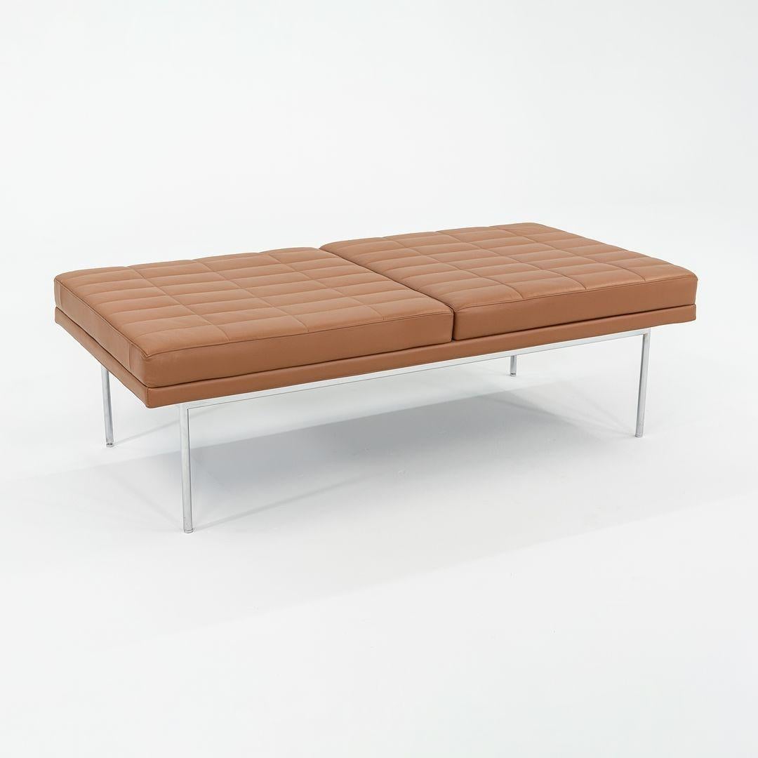 Il s'agit d'un banc Tuxedo Component, conçu par BassamFellows pour Geiger et Herman Miller. Cet exemplaire a été produit par Geiger aux États-Unis en 2013. La base est composée d'acier avec une finition argent arctique et les coussins matelassés