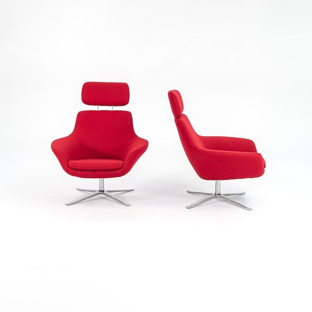Dies ist ein 'ÄòBob'Äô Swivel Lounge Chair, entworfen von Luke Pearson und Tom Lloyd für Coalesse im Jahr 2013. Diese Stühle wurden von Steelcase im Jahr 2013 hergestellt. Im angegebenen Preis ist ein Stuhl enthalten, und wir haben zwei Stühle zum