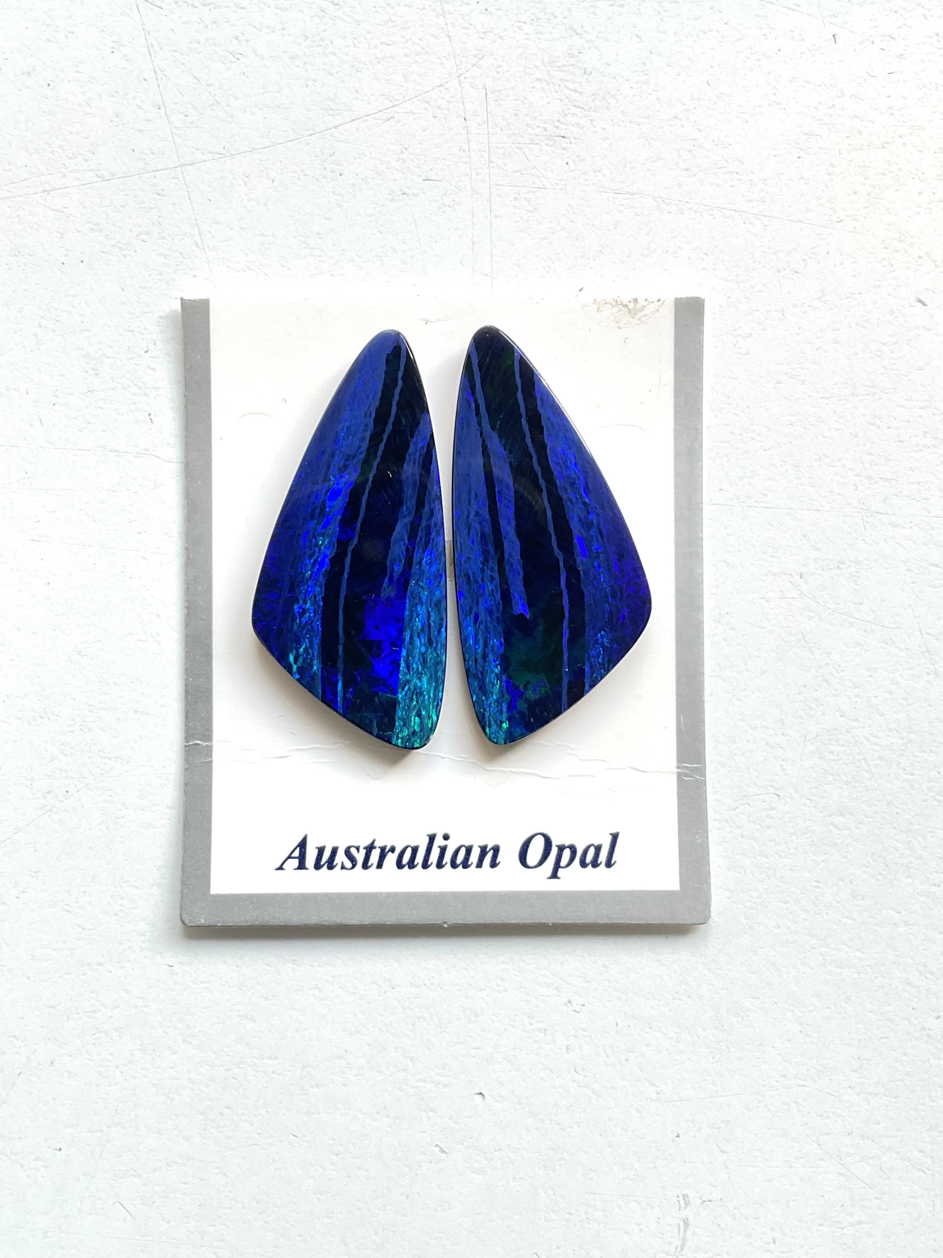 Non taillé 20.13 Carats Australian Opal Pair Royal Blue Flash play of Color Stone Gemstone (paire d'opales australiennes bleu royal) en vente