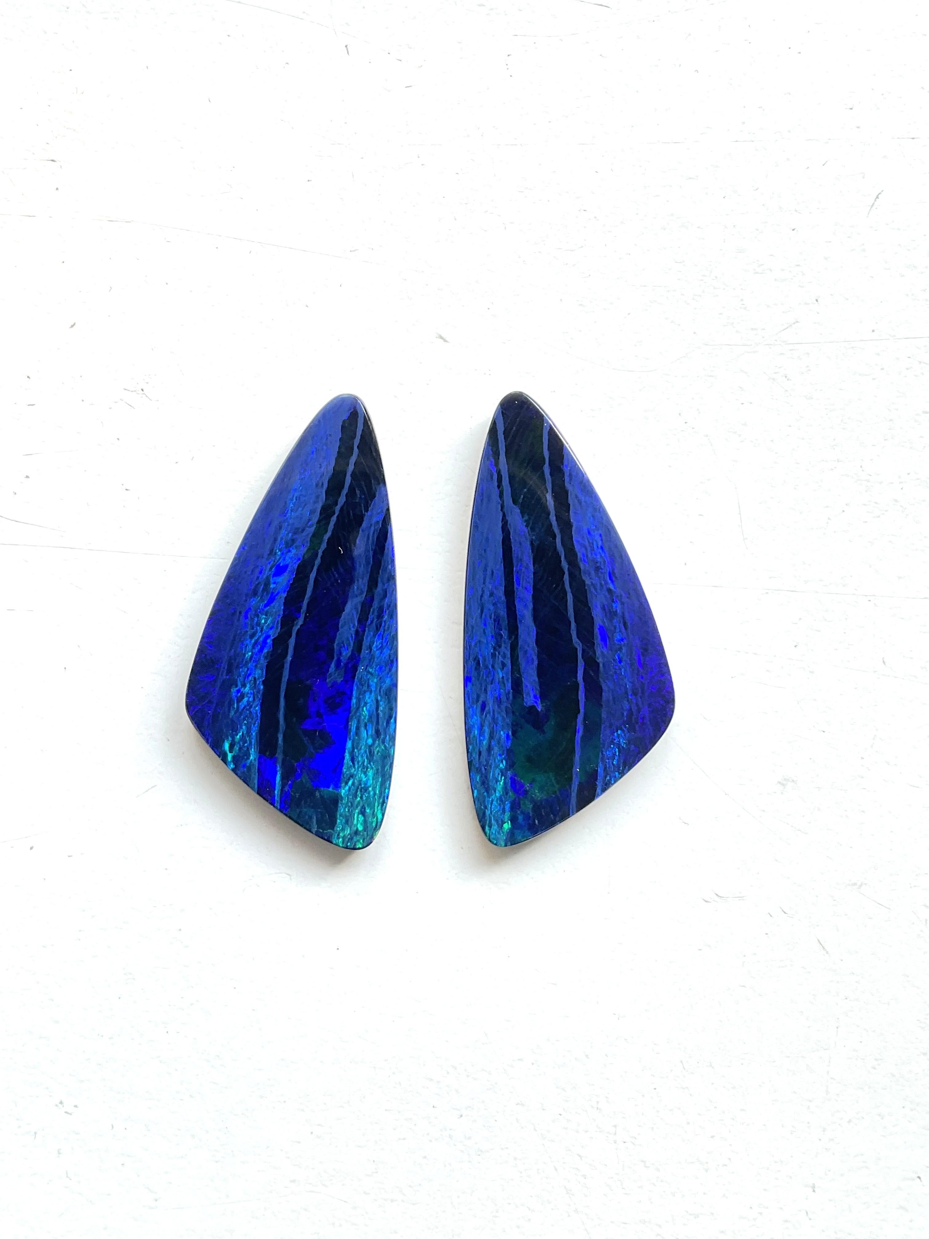20.13 Carats Australian Opal Pair Royal Blue Flash play of Color Stone Gemstone (paire d'opales australiennes bleu royal) Unisexe en vente