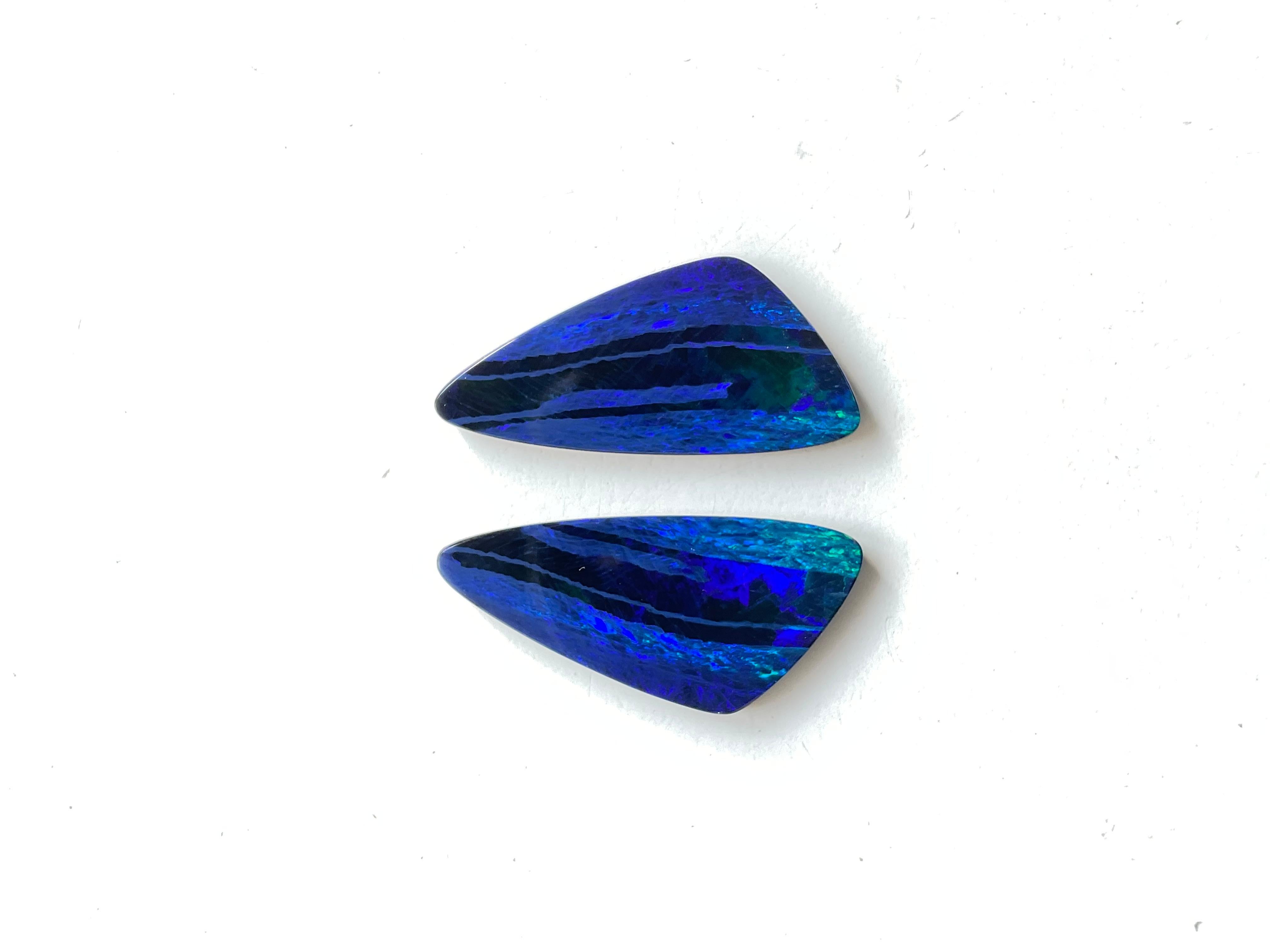 20.13 Carats Australian Opal Pair Royal Blue Flash play of Color Stone Gemstone (paire d'opales australiennes bleu royal) en vente 1