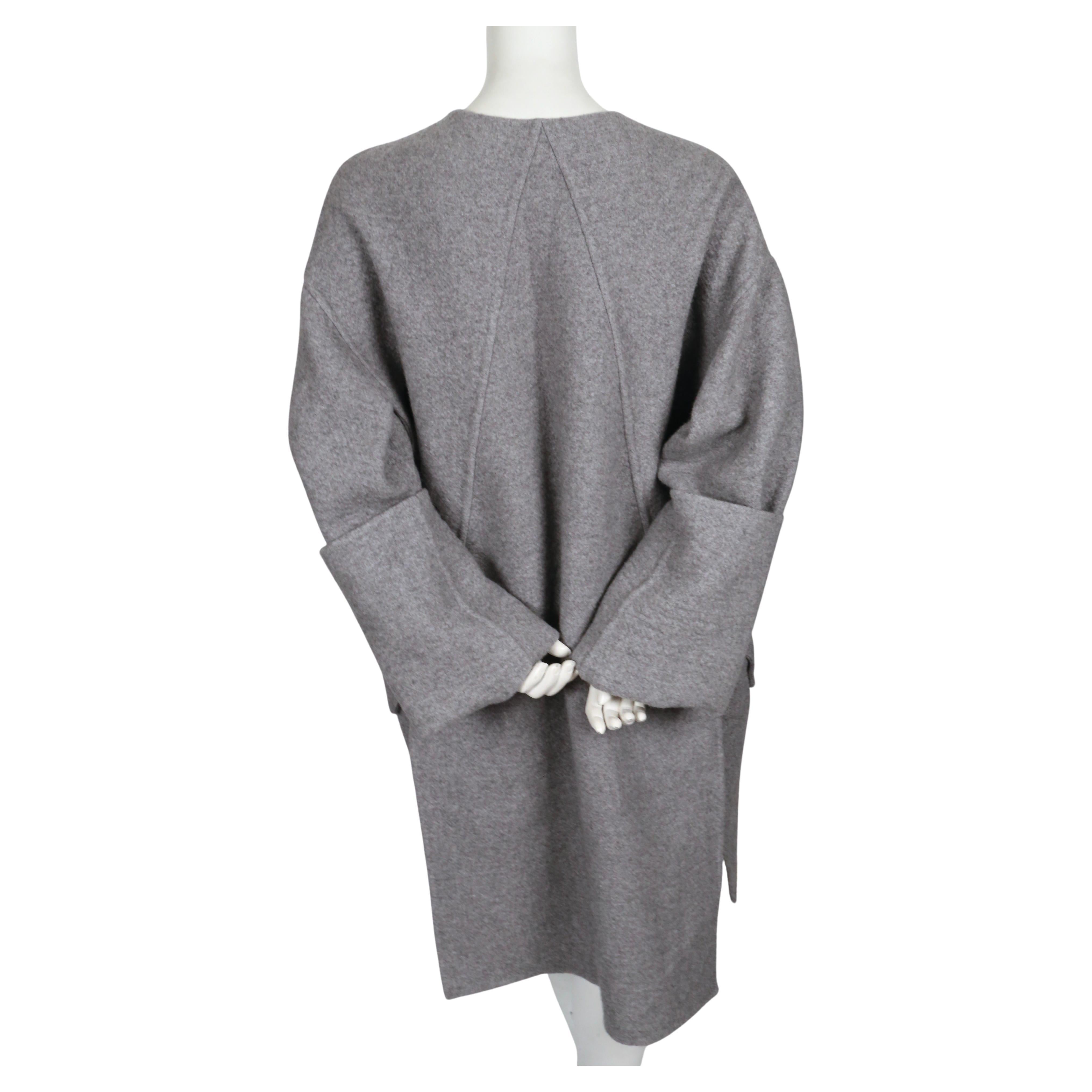 2013 CELINE by Phoebe Philo cappotto in cashmere grigio con maniche esagerate in vendita 2