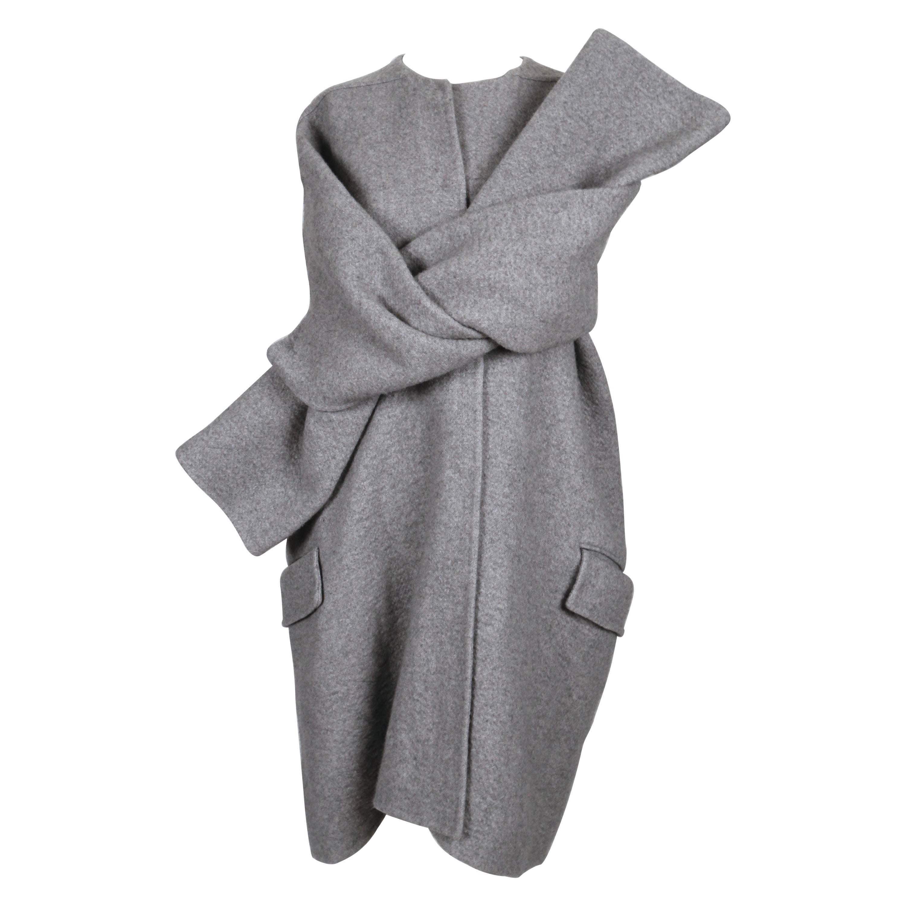 2013 CELINE by PHOEBE PHILO Grauer Laufstegmantel aus Kaschmir mit übertriebenen Ärmeln