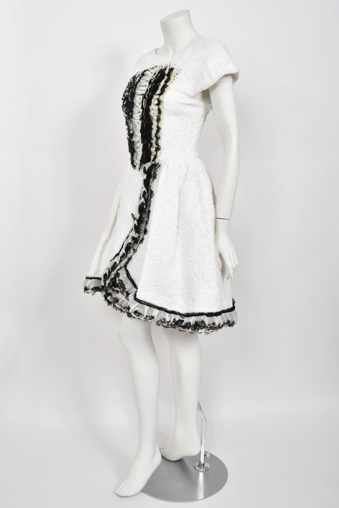 2013 Pasarela Chanel by Karl Lagerfeld Minivestido de falda completa de seda texturizada blanca en venta 8