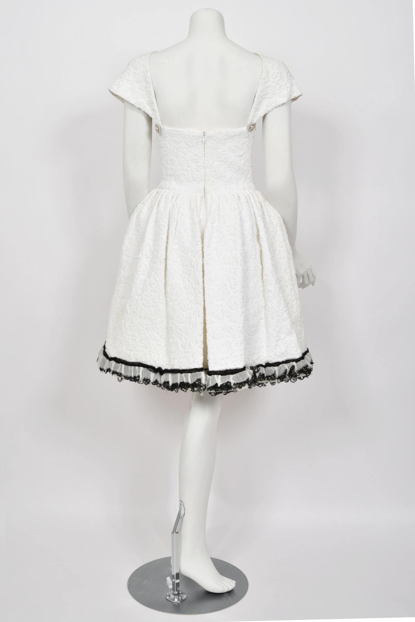 2013 Pasarela Chanel by Karl Lagerfeld Minivestido de falda completa de seda texturizada blanca en venta 12