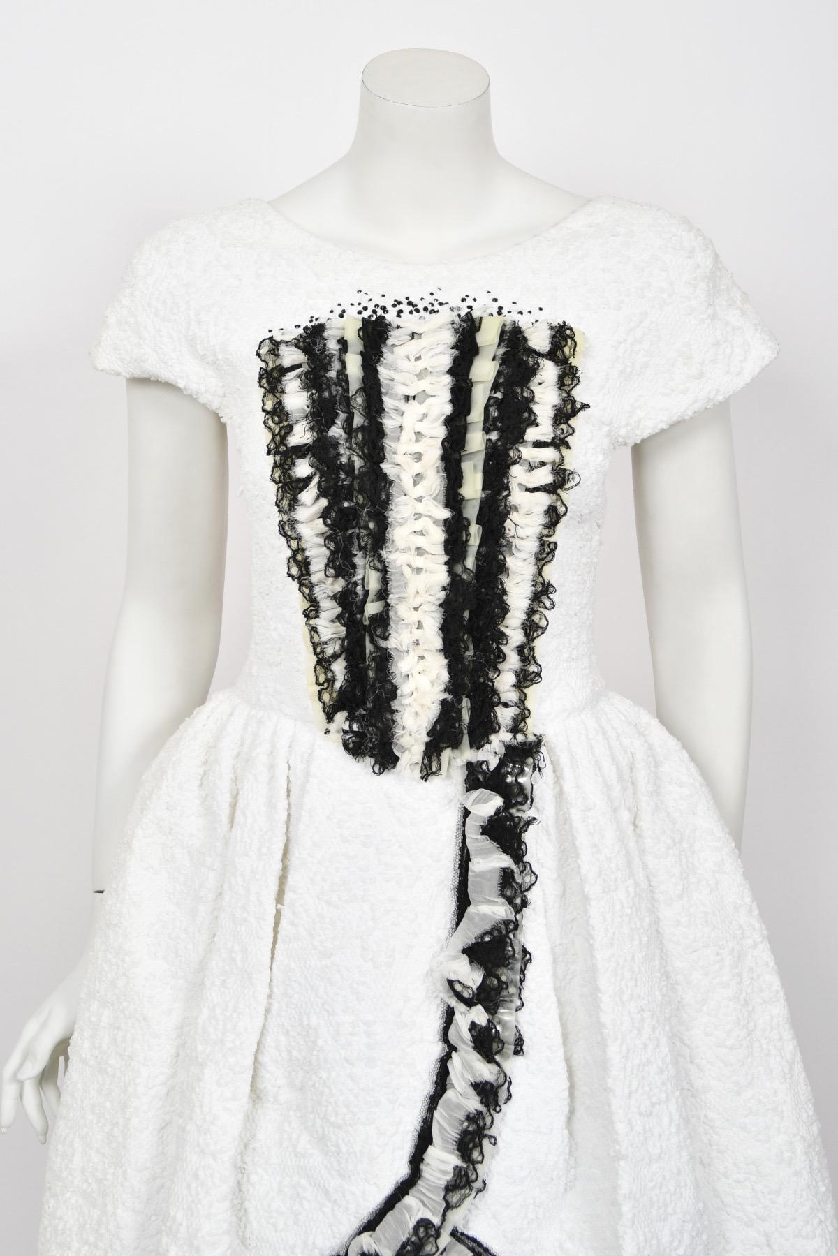2013 Pasarela Chanel by Karl Lagerfeld Minivestido de falda completa de seda texturizada blanca en venta 2