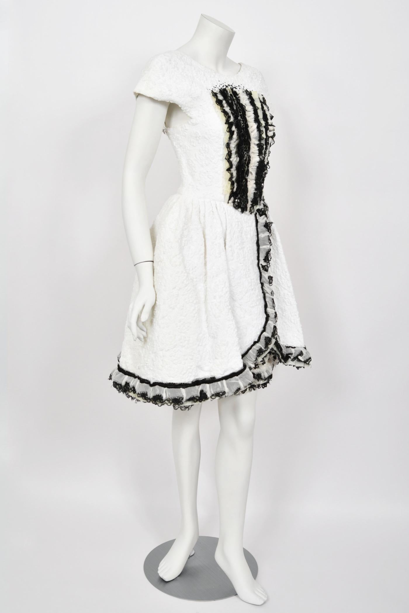 2013 Pasarela Chanel by Karl Lagerfeld Minivestido de falda completa de seda texturizada blanca en venta 4