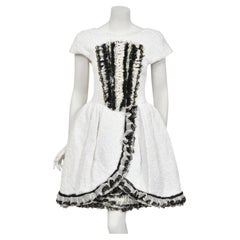 2013 Pasarela Chanel by Karl Lagerfeld Minivestido de falda completa de seda texturizada blanca