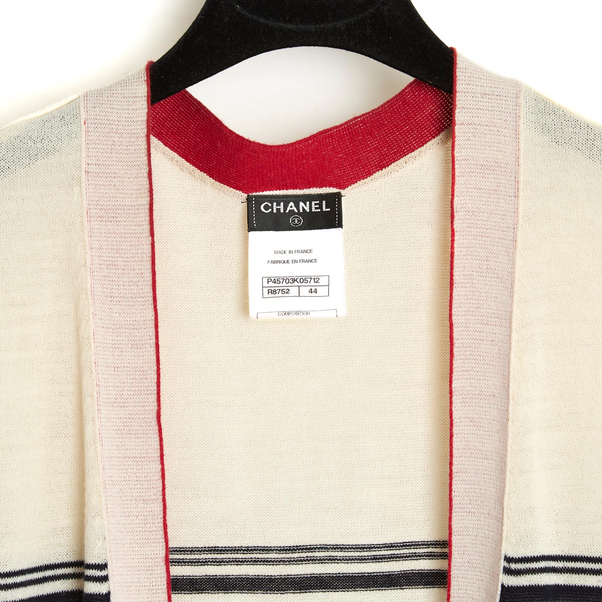 Cárdigan largo Chanel circa 2013 de Karl Lagerfeld en punto jacquard de lana y algodón crudo con finas rayas rojas y negras, corte recto, 2/3 mangas rectas, 2 bolsillos de parche abotonados delante, logotipo CC en punto tricolor en el lado izquierdo