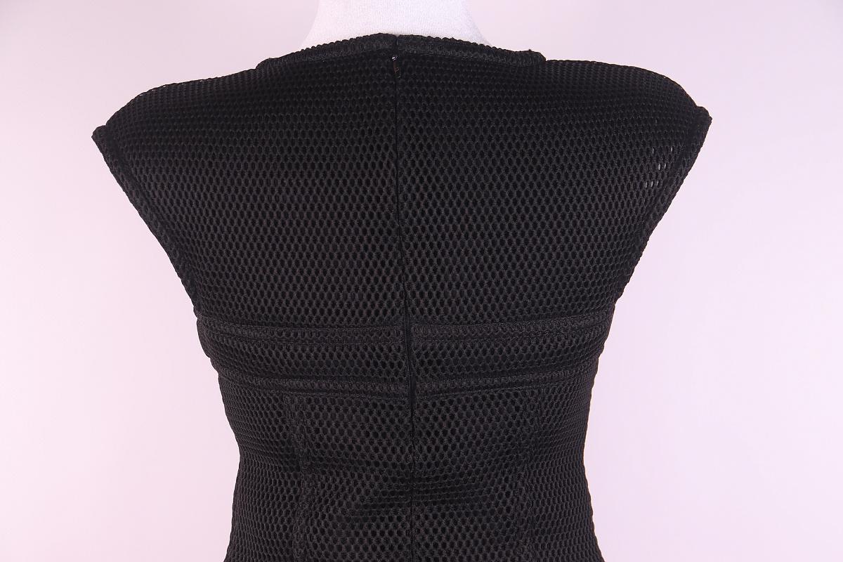 Chanel Vestito in poliammide nero
Taglia FR 38 
Colore Nero
Paese di produzione: Francia 
Composizione: 100% poliammide Fodera: 100% seta 

Dettagli
Mini abito in rete nera, scollo rotondo, senza maniche, effetto cut-out che termina con due tasche