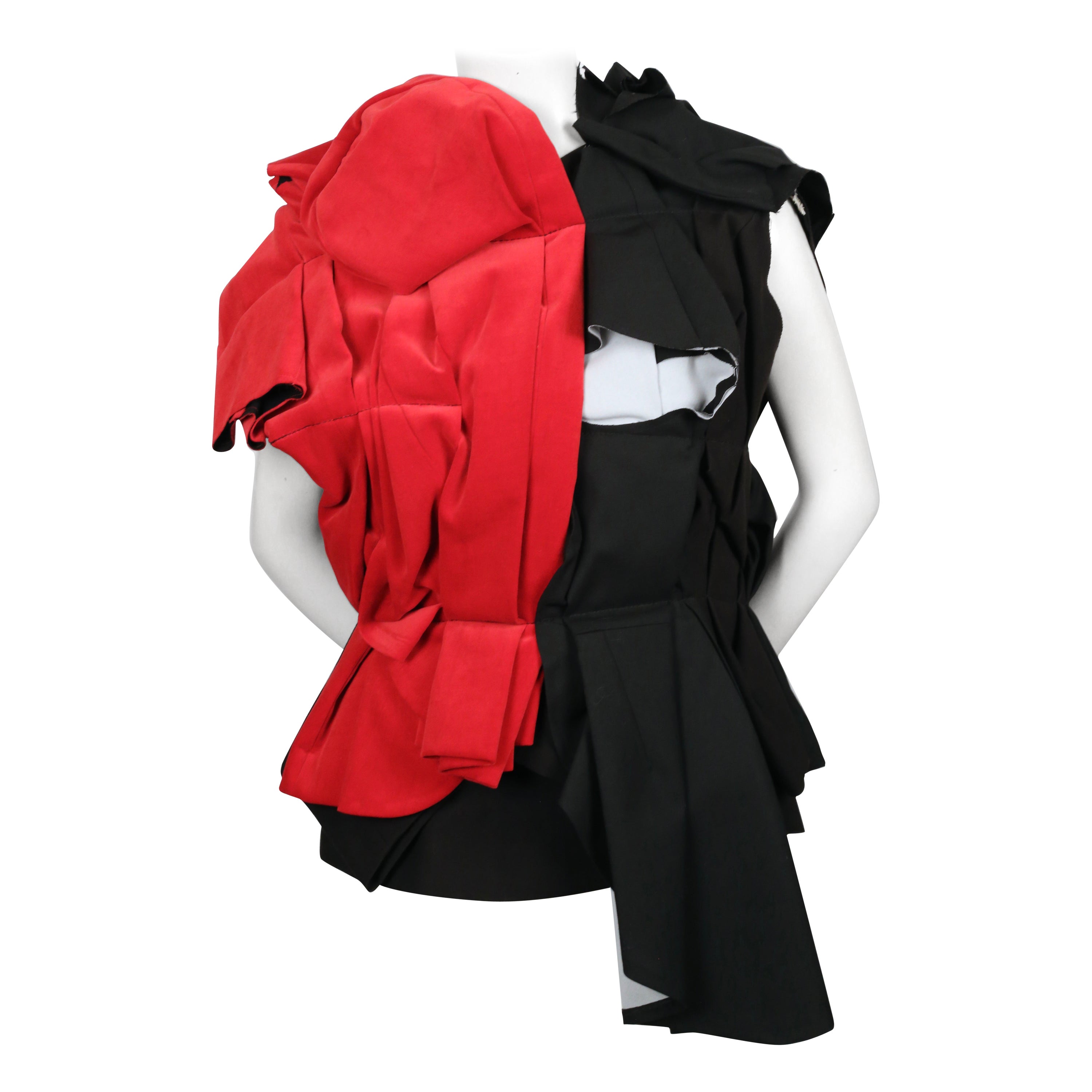 Giacca da passerella a pieghe asimmetriche molto scenografica disegnata da Rei Kawakubo e vista sulla passerella della primavera 2013. Etichettato come taglia 'M'. Può essere indossata da davanti a dietro o da dietro a davanti. Il modello è mostrato