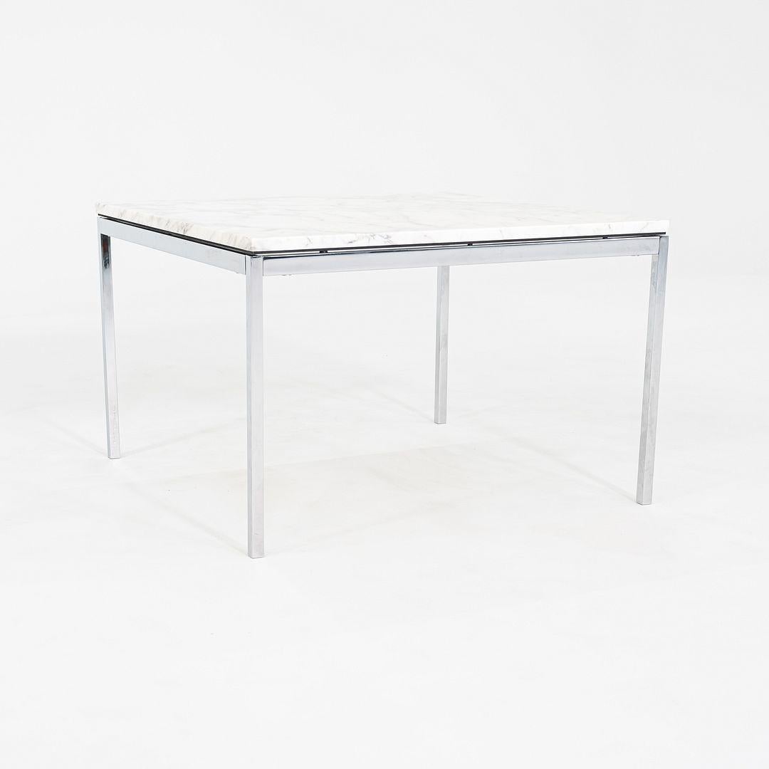 Il s'agit d'une table d'appoint moyenne Florence Knoll, conçue à l'origine par Florence Knoll en 1954. Cet exemplaire particulier a été produit par Knoll aux États-Unis en 2013. Le design de la table se compose d'une structure en acier et d'un