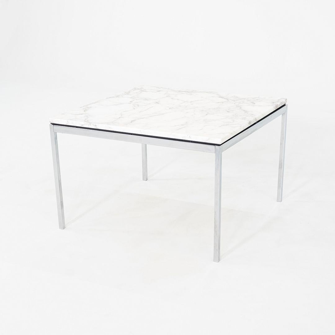 Acier 2013 Florence Knoll Table basse et d'appoint avec plateau en marbre Arabescato poli 29x29x19 en vente