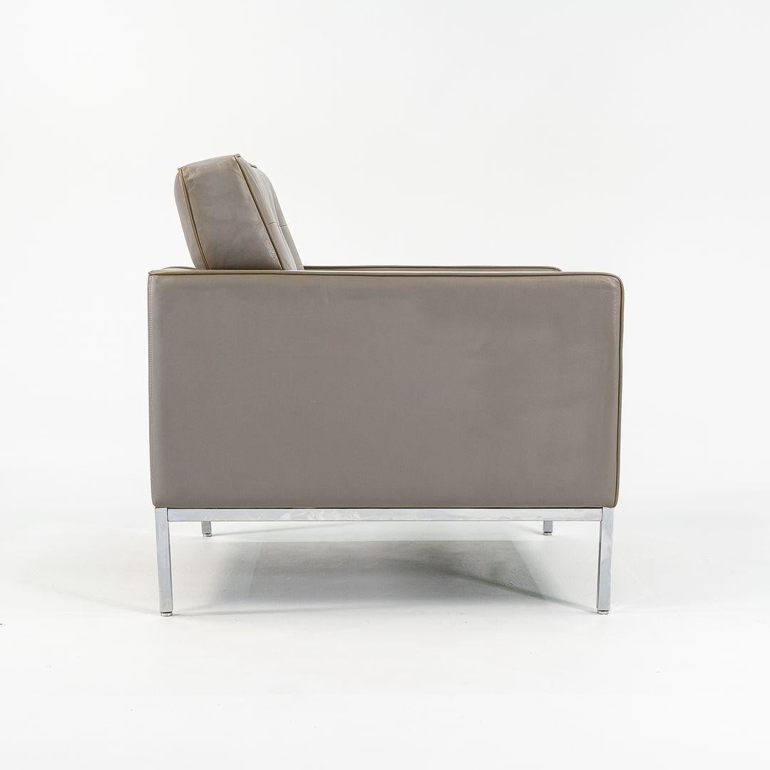 2013 Florence Knoll Lounge / Club Chair in grauem Leder mit Chromfuß (Moderne) im Angebot