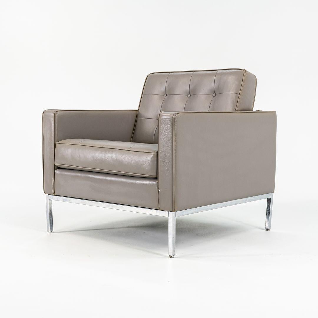 2013 Florence Knoll Lounge / Club Chair in grauem Leder mit Chromfuß (amerikanisch) im Angebot