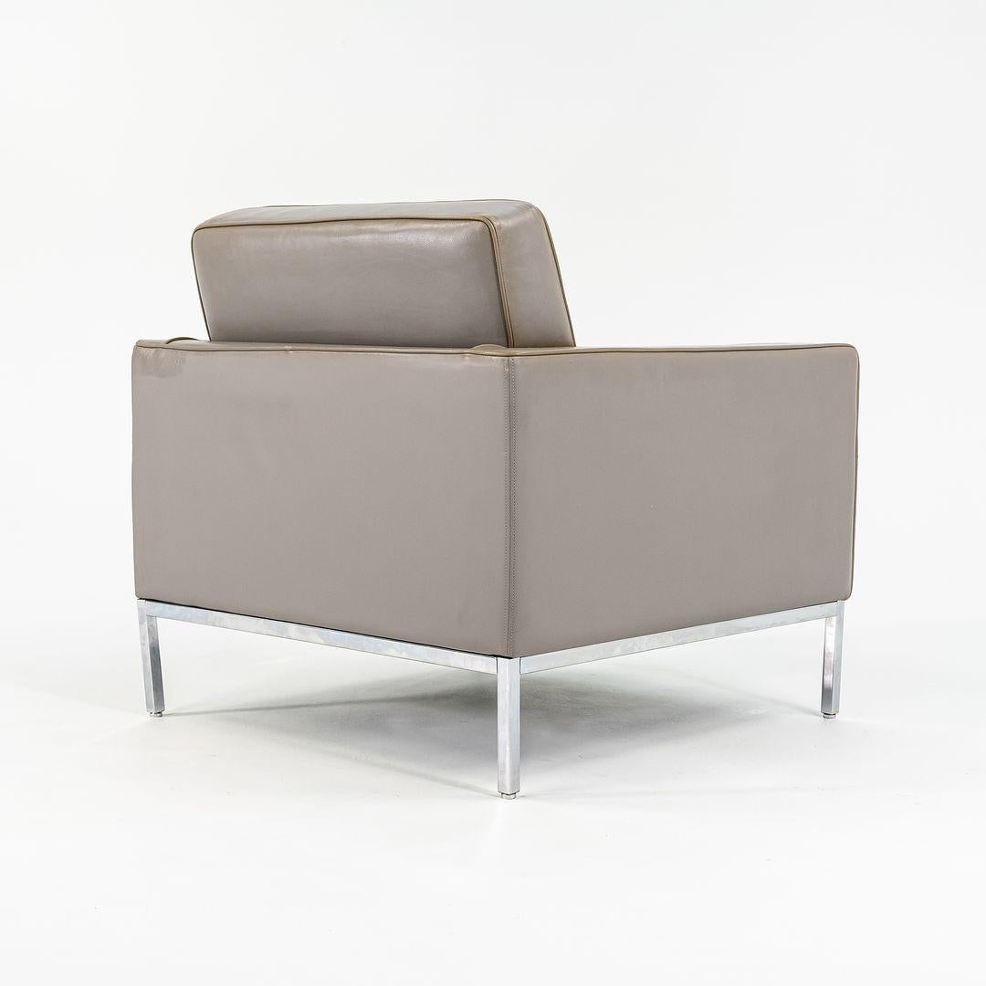 2013 Florence Knoll Lounge / Club Chair in grauem Leder mit Chromfuß (21. Jahrhundert und zeitgenössisch) im Angebot