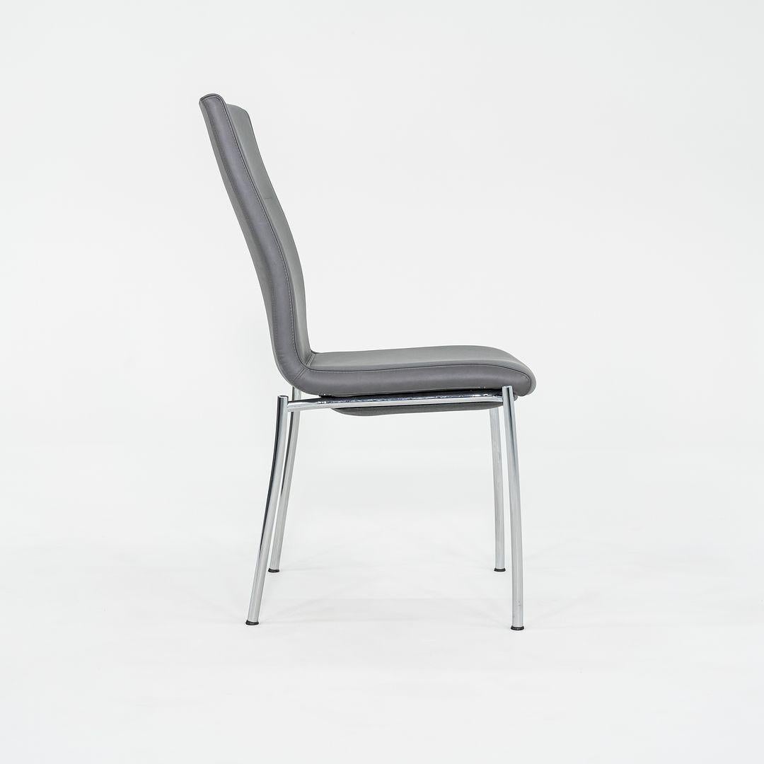 Dies ist ein Ona Plaza Stacking Side Dining Chair, ursprünglich entworfen von Jorge Pensi für Kusch & Co. in Deutschland im Jahr 1996. Diese Beispiele stammen aus dem Jahr 2013. Ihr minimalistisches Design zeichnet sich durch einen verchromten