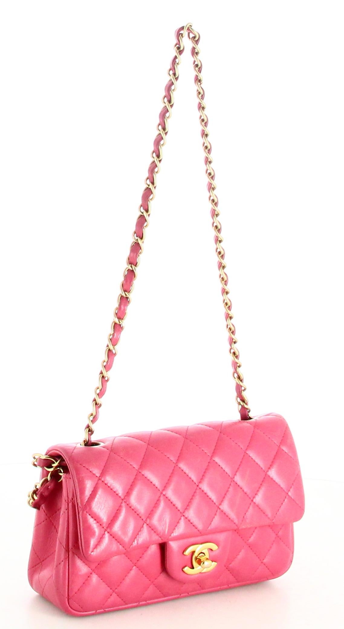 2013 Handbag Chanel mini Classic Flap Leather Lambskin Pink

- Good condition. Slight traces of wear over time. 
- Chanel Handbag 
- Pink lambskin leather
- Quilted 
- Double chain 
- Clasp : Golden 
- Inside: pink leather and inside pocket 
- Small