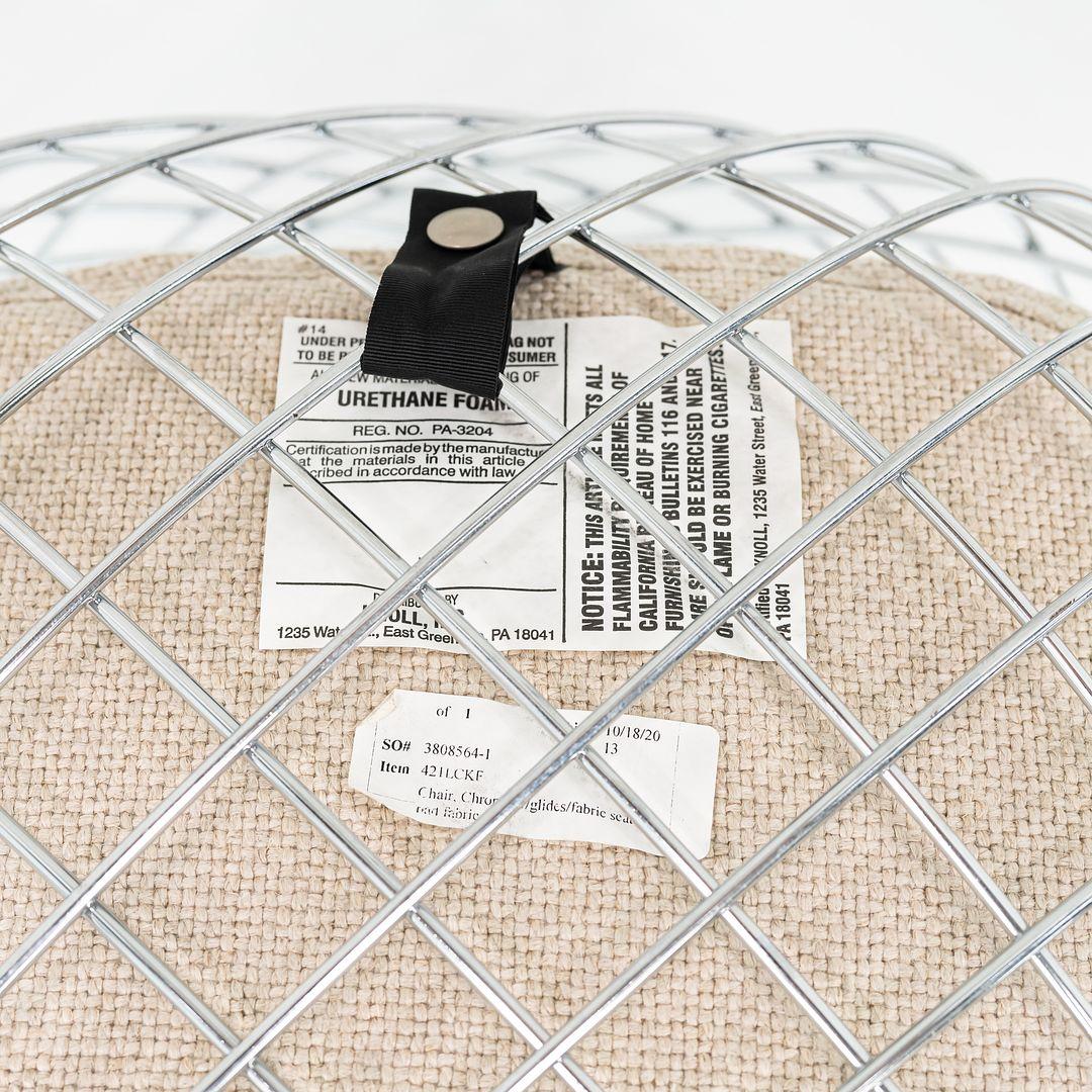 Dies ist ein Bertoia Small Diamond Lounge Chair, der 1952 von Harry Bertoia entworfen wurde. Dieses besondere Exemplar wurde von Knoll in den USA um 2013 hergestellt. Der Stuhl ist aus geschweißten Stahlstäben gefertigt und hat einen Sitz aus Stoff.