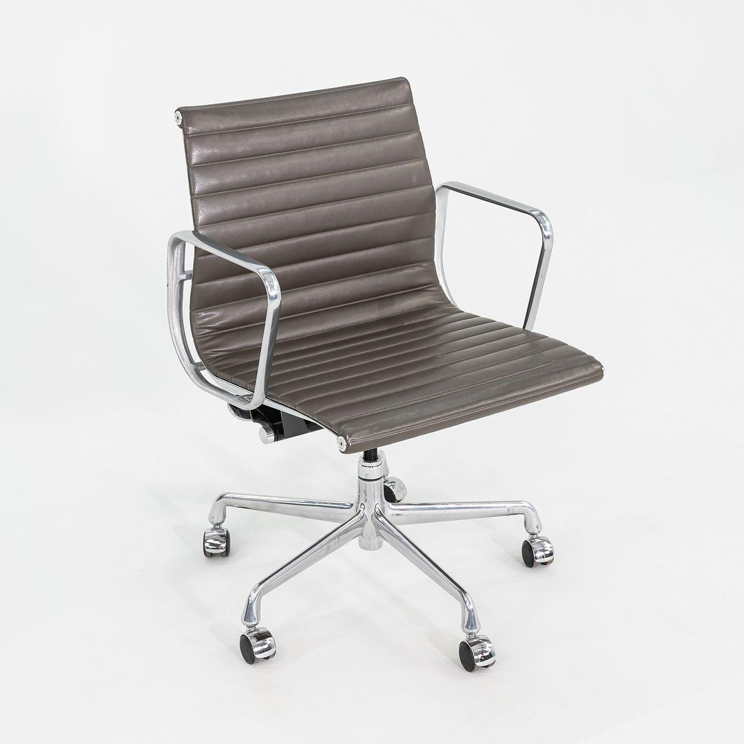2013 Herman Miller Eames Gruppo di Sedie da Scrivania in Alluminio in Marrone 11x Disponibili in vendita 3