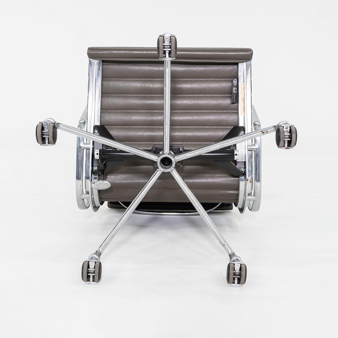 2013 Herman Miller Eames Gruppo di Sedie da Scrivania in Alluminio in Marrone 11x Disponibili in vendita 4