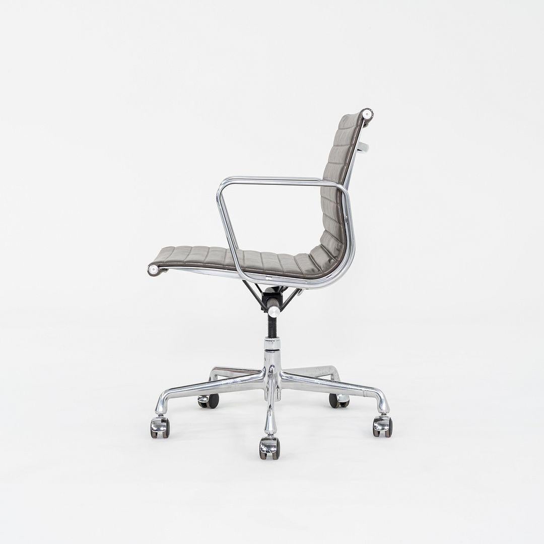 Moderno 2013 Herman Miller Eames Gruppo di Sedie da Scrivania in Alluminio in Marrone 11x Disponibili in vendita
