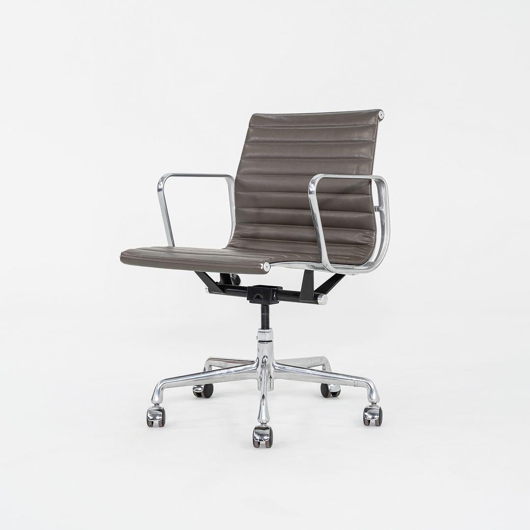 Americano 2013 Herman Miller Eames Gruppo di Sedie da Scrivania in Alluminio in Marrone 11x Disponibili in vendita