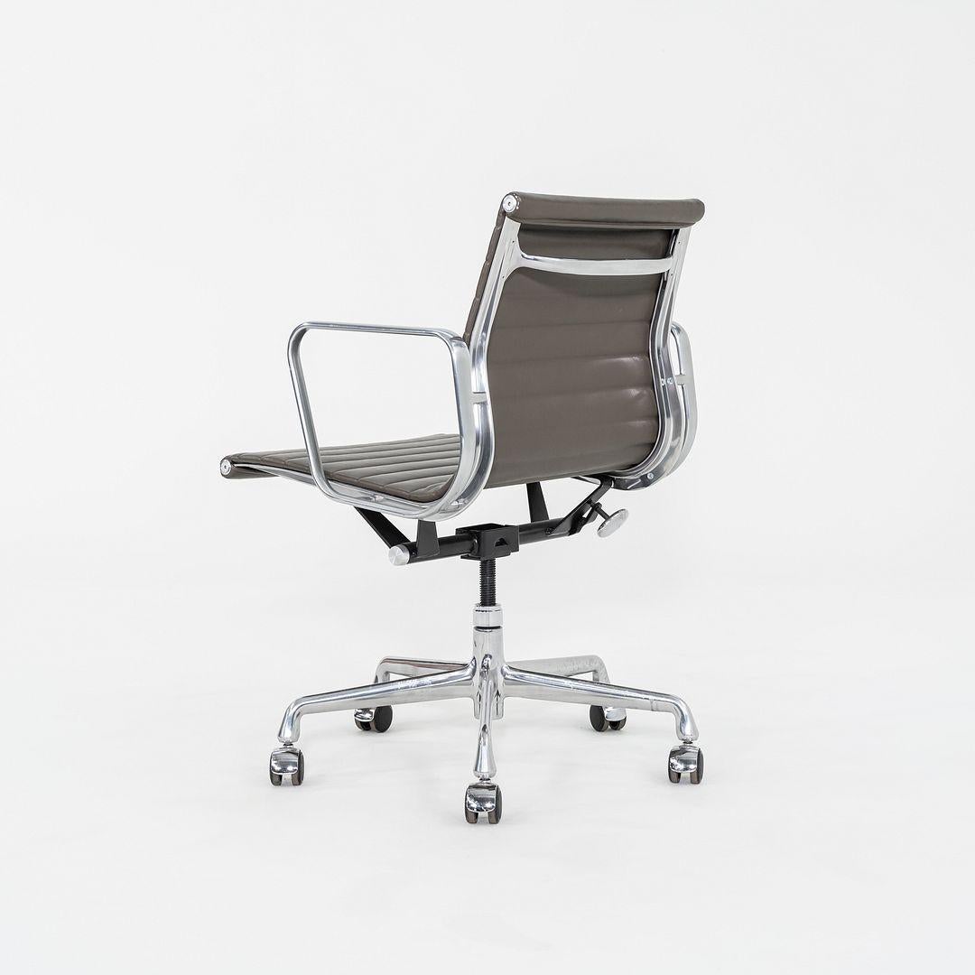2013 Herman Miller Eames Gruppo di Sedie da Scrivania in Alluminio in Marrone 11x Disponibili In condizioni buone in vendita a Philadelphia, PA